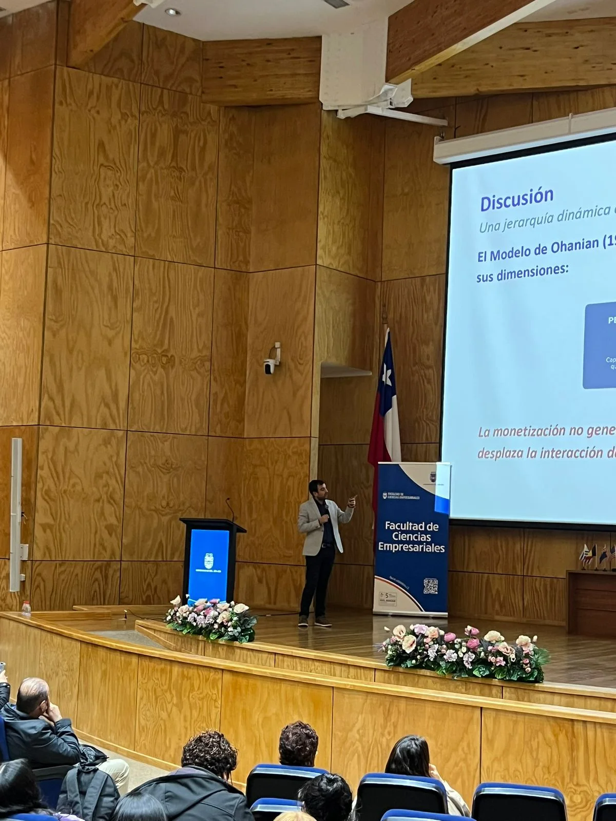 Felipe Rosales presentando su investigación sobre marketing de influencers en la Facultad de Ciencias Empresariales