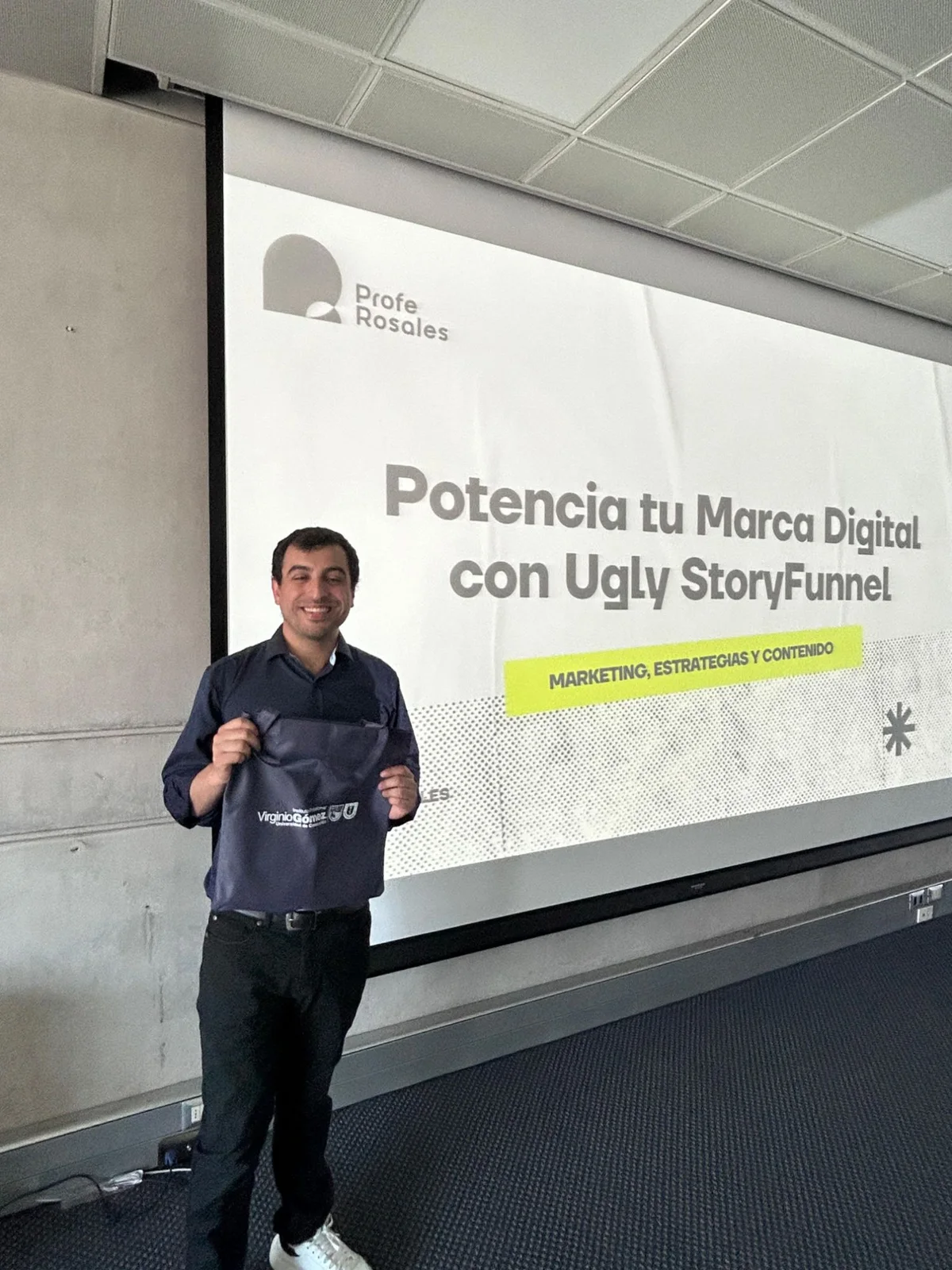 Felipe Rosales en su taller Potencia tu Marca Digital con Ugly StoryFunnel en el IP Virginio Gómez